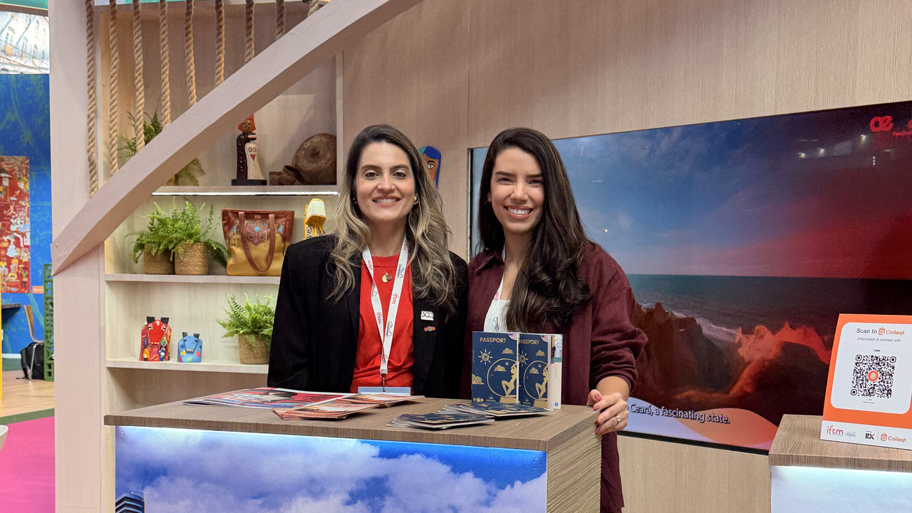 Secretária de turismo em stand na feira IFTM